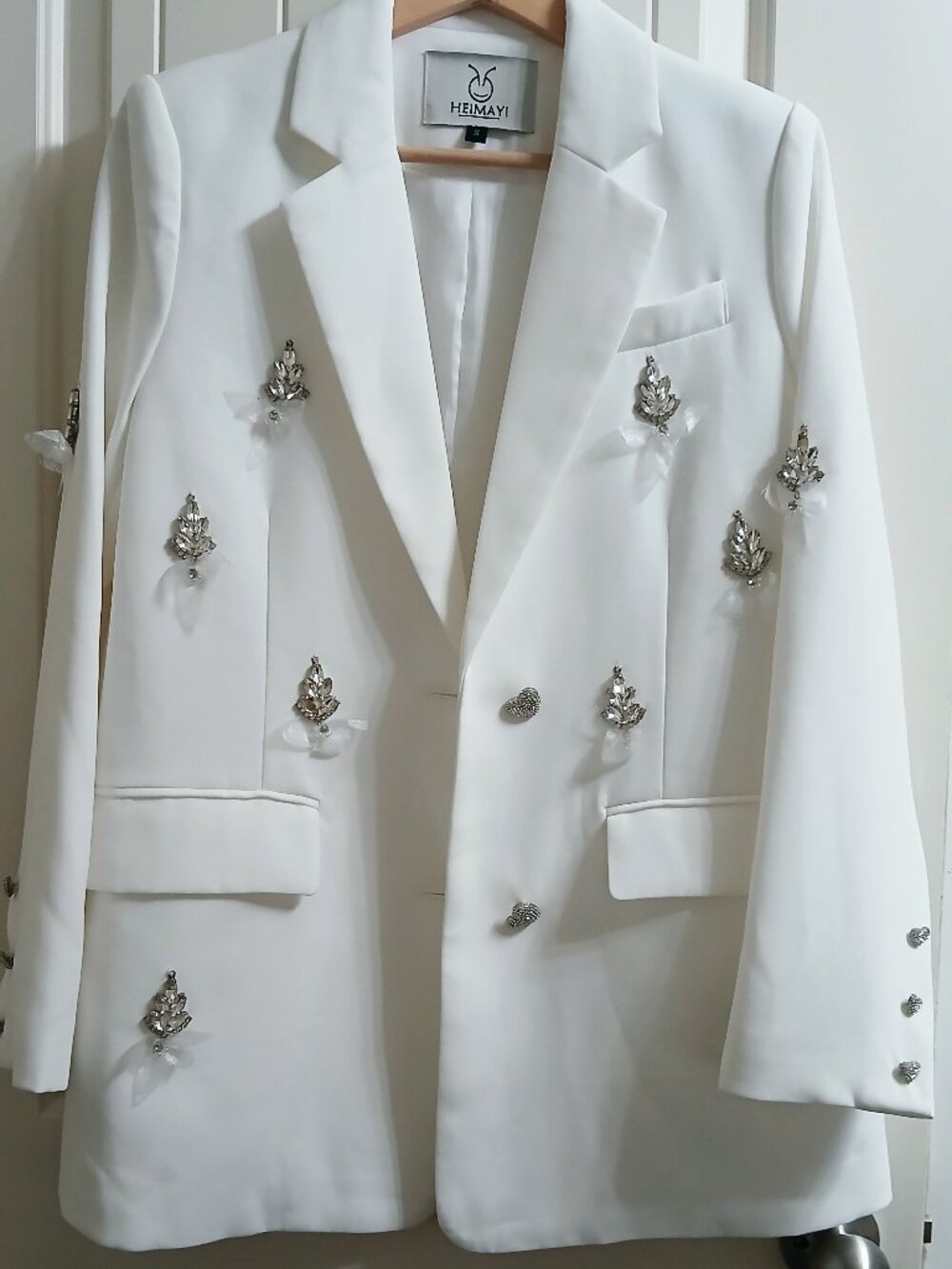 Women's white blazer；Very beautiful.